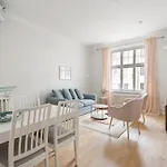 Apartment Wehost Fabulous 2br In Prestigious Punavuori @iso Roobertinkatu 26